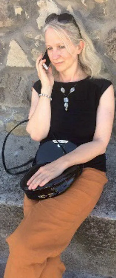 Az első telefon mindig a családé.