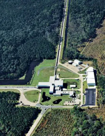 A LIGO obszervatórium épülete Livingstonban (Louisiana állam).
