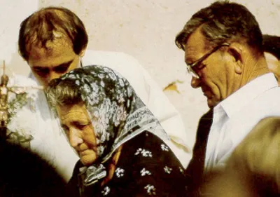 Veres András szülei az újmise – a fölszentelt pap első, ünnepélyes szentmiséje – alkalmával Pócspetriben. (1986)